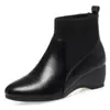Botas Femininas de Couro Macio de Cano Curto, Novidade da Moda Outono e Inverno Botas de Cano Curto para Mulheres, Salto Médio Slip-On com Adição de Lã