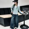 Conjunto de outono para meninas 2026 novo e estiloso conjunto de duas peças para crianças mais velhas, com uma base de camisa falsa de duas peças e jeans