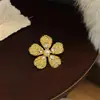 Broche floral de lujo en oro, pin de flor de alta gama, broche exquisito de estilo nicho para mujer, adecuado para decorar cuellos de traje