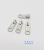 Cabeça de zíper de fábrica em estoque Não. 3 Não. 5 Não. Bolsa com zíper e puxador inferior de metal prateado brilhante com 8 pérolas