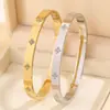 Pulseira de Aço Titânio, Pulseira de Trevo de Quatro Folhas Micro-Incustada Quente de Venda Transfronteiriça para Mulheres, Fashion, de Alta Qualidade, Luxo Leve, Pulseira com Fecho de Nicho