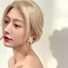 Pendientes de Botón Yanbai Personalidad Temperamento Florales Blanco Aceite de Goteo Sencillos Versátiles Hibisco Pendientes Tridimensionales Pendiente de Sensación de Alta Gama