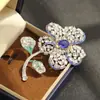 Broche de Flor Roja y Azul de Zirconia de Lujo de Gama Alta Completamente Incrustado, Pin de Flor Estéreo Elegante y Atmosférico para Prevenir la Exposición para Mujeres