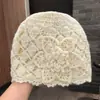 Touca de Crochê Flor Artesanal para Mulheres, Chapéu de Lã com Ponto Aberto Artístico para Afinar o Rosto, Chapéu Slouchy Quente Retrô para Outono e Inverno