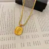 Acero de titanio chapado en oro real de 18 quilates temperamento retro flor pequeña collar flor simple redondo marca accesorios de cadena para la clavícula europea y americana ins