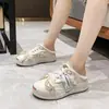 Pantuflas Casuales Blancas para Mujer, Uso Exterior de Verano y Primavera, Nuevo Estilo 2026, Suela Gruesa, Slip-On a la Moda, Puntera Cerrada, Zapatos de Lona Half-Slip