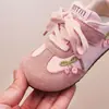 Zapatillas de Estilo Ballet de Moda para Niñas 2025 Primavera y Otoño Nuevas Ligeras Transpirables Versátiles Zapatos de Entrenamiento Alemanes Zapatillas de Correr