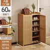 Los zapateros de bambú y madera ahorran espacio, y los zapateros de varios niveles son un nuevo diseño para los zapateros de entrada.. Son resistentes, duraderos y perfectos para organizar zapatos en el vestíbulo.
