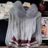 Estilo europeu e americano, cardigã de tricô oversized com gola grande de pelo sintético, apresentando padrão torcido, fecho de zíper e barra listrada contrastante - um novo casaco de tricô outono/inverno para mulheres