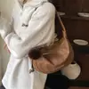 Bolso de gamuza para mujer, nuevo modelo de otoño 2026, de alta gama, vintage, Maillard, para el trabajo, de hombro, cruzado, tipo media luna