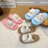 Pantufas de algodão quentes para casa com bolinhas doces para meninas, novo estilo outono e inverno 2026, sola macia, forradas com fleece, bico aberto, silenciosas, design de uma tira