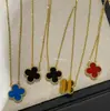 Collar de trébol de cuatro hojas de oro V de alta gama para mujer, colgante de ágata nácar tallado por CNC, trébol de la suerte de doble cara, cadena ligera de lujo para la clavícula para mujer