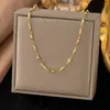 [Collar + Pulsera] Estilo Francés Ins de Lujo Accesible Cadena para Clavícula de Corazón Estilo Dulce Collar de Acero de Titanio con Borla de Corazón de Melocotón para Mujer