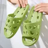 Pantuflas de baño de verano para mujer, pantuflas antideslizantes para baño, pantuflas ligeras huecas antideslizantes para interior del hogar para hombre