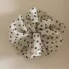 Elástico de cabelo bolinha cinza leitoso, fresco e versátil, com um toque de luxo, adequado para rabos de cavalo baixos na nuca
