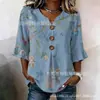 Nova camiseta feminina estampada com gola V e babados, camisa casual elegante para o trabalho no verão