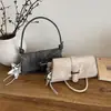Bolso Retro de Cuero PU para Mujer, Moderno y Versátil, con Hebilla Metálica, Adecuado para el Viaje Diario, Bolso Cuadrado Pequeño, Se Puede Usar como Bolso de Hombro, Bolso Cruzado o Bolso de Mano, con un Colgante