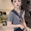 Camiseta estampada de manga curta, moderna e jovem, para mulheres, estilo coreano de verão, fashion, modelagem solta, que afina a silhueta, top feminino criativo versátil