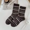 Calcetines a rayas de bloques de color para otoño e invierno, calcetines versátiles de media pantorrilla, sin costuras, modernos y antipelusas, con un estilo preppy y hechos de algodón