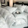 Juego de Cuatro Piezas de Terciopelo de Leche Tallado de Lujo Ligero Cubierta de Edredón Gruesa Cálida de Coral para Invierno Sábana de Felpa Juego de Tres Piezas para Dormitorio