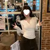 Camiseta versátil de algodão puro estilo coreano com decote V e manga longa para mulheres, adequada para primavera e outono, pode ser usada como camada interna ou como peça principal, modeladora e valoriza a silhueta