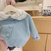 Conjunto de cárdigan de punto nuevo para niña, color azul claro, para primavera y otoño, con botones de estrella, suéter suave y pantalones tipo linterna florales, estilo moderno