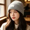 Gorro de punto con etiqueta de cuero simple estilo coreano para mujer, otoño e invierno, circunferencia de cabeza grande, raya vertical, gorro con puño, gorro de lana versátil para hombre