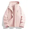 Chaqueta rosa para mujer, nuevo modelo de otoño 2026, tres en uno, súper elegante para personas petite, chaqueta de senderismo