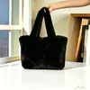 Bolsa Quadrada Pequena Feminina 2024 Nova Texturizada Versátil Bolsa de Pelúcia Estilo Coreano Bolsa Tote de Nicho Bolsa Simples Portátil