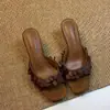 Versão em pele de ovelha~2026 sandálias slip-on de design nicho para mulheres, novos sapatos de salto alto com saltos finos, sandálias da moda de bico aberto