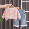 Conjunto de Roupa Outono para Bebê Menina 2025 Novo Estiloso para Criança Pequena Primavera e Outono Suéter de Listras Cardigan Conjunto de Três Peças Tendência Atacado