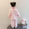 Conjunto de pijama de fleece coral para meninas para outono e inverno de 2026, novo roupão infantil de flanela espessada para meninas