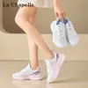 Novos sapatos de malha respirável de verão, modernos e leves, tênis confortáveis para estudantes do ensino médio, sapatos versáteis de sola grossa que fazem as pernas parecerem mais longas, sapatos femininos