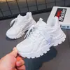 Zapatos blancos para niños 2024 otoño nuevo antideslizantes para niñas estilo papá suela suave transpirables para niños estudiantes versátiles zapatos para niños
