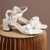 Sandálias de microfibra com laço doce para o verão de 2025, sapatos coreanos com fivela, sandálias de salto médio grosso, atacado, sapatos para mulheres