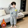 Venta al por mayor de conjuntos de moda y con estilo para otoño/invierno con forro polar para niños, que incluyen sudaderas con capucha y pantalones de chándal, en un diseño de dos piezas de corte holgado