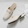 Chinelos de Couro Genuíno Femininos para Uso Externo 2025 Novos Planos Preguiçosos Masculinos Meio Chinelo Sapatos de Verão Femininos Sapatos de Primavera e Outono Femininos
