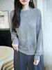 Suéter de tricô feminino com blocos de cor texturizados, gola redonda e design vazado, perfeito para criar um look estiloso na primavera e no outono, ou como peça de sobreposição no outono e inverno.