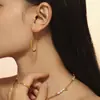 Pendientes nuevos de estilo europeo y americano con forma de alfiler dorado, personalizados, sencillos, de acero de titanio chapados en oro auténtico de 18 quilates.
