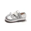 Sapatos Princessos Fechados com Laço para Meninas 2026 Nova Moda Primavera/Verão Versáteis Sapatilhas Mary Jane de Couro para Crianças