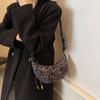 Bolso de mano vintage de moda 2024, nuevo bolso de mujer, bolso de hombro sencillo y versátil, bolso de ganado de moda coreana para mujer.