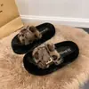 Chinelos de algodão com fivela, exterior de pelúcia, estilo 2026, chinelos peludos da moda outono e inverno para mulheres, com sola grossa, novo design de bico aberto
