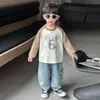 Camiseta de Manga Longa para Meninos Primavera 2026 Novo Estilo Camiseta Básica Color Block Infantil Estilo Primavera e Outono Versátil Fashionável Top t