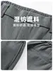 Además, la colección de otoño de 2026 presenta pantalones de pierna ancha, de color liso y con doble pliegue para hombre, que ofrecen una caída fluida, resistencia a las arrugas, un ajuste relajado y un diseño de pierna recta adecuado para el trabajo y los desplazamientos.