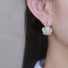 Aretes de flor de ópalo verde fresco, hebilla para la oreja, lujo ligero, elegantes, dulces, de uso reversible, aretes personalizados, aretes de celebridad de internet, moda