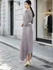 Vestido estilo Miyake con textura de alta gama, popular en los mercados europeo y estadounidense, diseño de talla grande, asimétrico, de corte holgado y con detalle de lazo