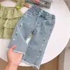 Ropa de verano estilo coreano para niñas, jeans rectos bordados florales, pantalones anchos elegantes para bebé, pantalones cortos para niño pequeño.