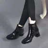Novidade Outono e Inverno 2026 Botas Curtas Elegantes de Bico Fino para Mulheres, Sapatos de Couro com Salto Grosso de Couro Envernizado, Bico Quadrado Salto Alto, Botas de Cano Curto com Forro de Lã, Botas Chelsea