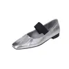 Sapatos Mary Jane quadrados plissados sapatos de balé prateados 2024 novos sola macia faixa elástica sapatos de camada única para mulheres