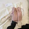 Llegada Nueva Primavera 2026 Venta al por mayor Transfronteriza Bolsos Pequeños Moda Femenina Hecho a Mano Tejido Bolso Cubo PU Tacto Bolso Bandolera de un Solo Hombro